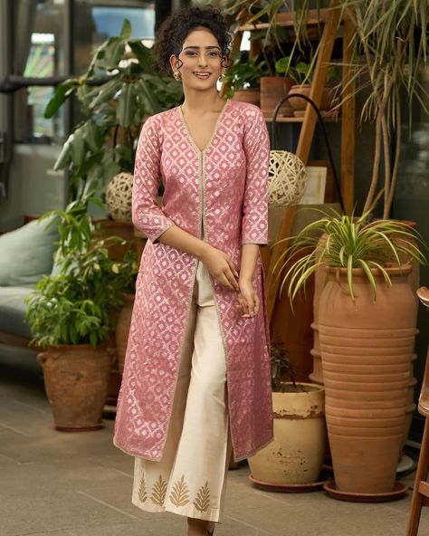 This Foxy pink kurta is crafted from luxurious banarsi fabric and features a front open style. Its versatile design allows for the optional styling of pants. Elevate your wardrobe with this unique and elegant piece. #sujatra #sujatraglobal #banarasikurta #frontopenstyle #frontopenkurti #fashiontrends #newarrivals Banarsi Kurti Design, Latest Kurti Designs Pattern With Pants, New Latest Kurti Design, Kurti Pants Design, Front Open Kurti Designs, Pants Design For Kurti, Banarsi Fabric, Latest Kurti Designs Pattern, Abaya Designs Latest