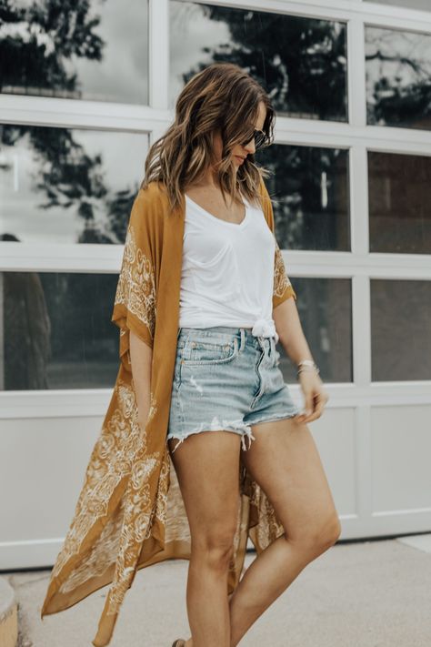 kimono-and-shorts Millennial Outfit, Summer Kimono Outfit, Kimono Styles, Kimono Outfits, Shorts Design, Jean Short Outfits, Denim Shorts Outfit, Kimono Outfit, Boho Summer Outfits