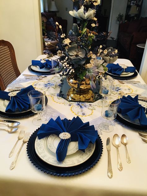 Navy Blue Table Settings Dining Rooms, Navy Tablescape, Blue Christmas Table, Napkin Ideas, Navy Blue Christmas, White Tablescape, Service Table, Blue Table Settings, Blue Tablecloth