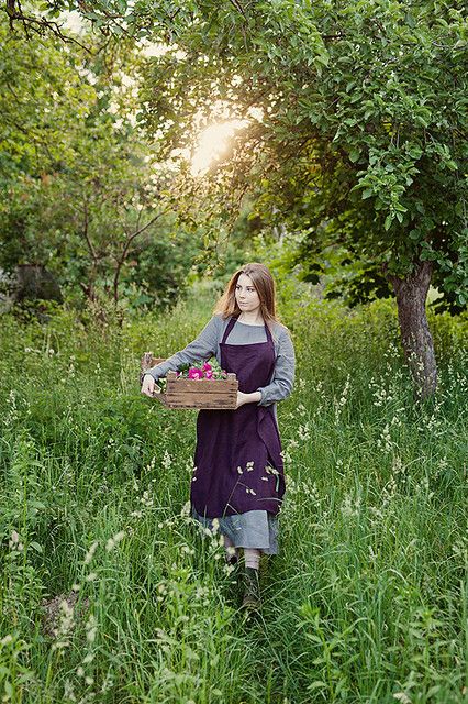 Minimal Easter, Golf Resort Wedding, Traditional Aprons, Linen Pinafore, Apron Cooking, Purple Linen, Apron For Women, Apron Kitchen, Beauty Spot