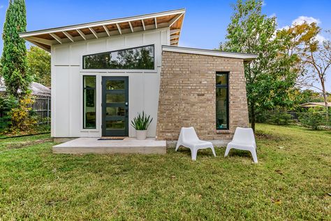 Baby Ruth Modern Home in Austin, Texas on Dwell Mid Century Modern Tiny House, Modern Tiny House Plans, Cheap Tiny House, Tiny House Appliances, Mid Century Remodel, Tiny House Big Living, Mid Century Exterior, Brick Siding, Baby Ruth