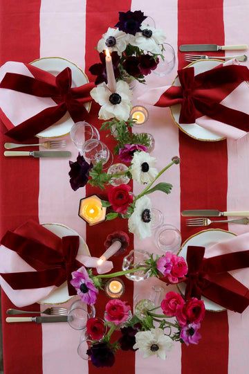 Striped Tablecloth Tablescape, Red And Pink Christmas Table, Red And Pink Table Setting, Pink And Red Tablescape, Pink And Red Table Setting, Red Christmas Table Settings, Pink And Red Christmas Table, Modern Christmas Table Settings, Christmas Dinner Party Table Decor