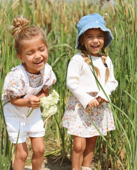 TAYTUM & OAKLEY FISHER on Instagram: “🤣 You always make me laugh sis! Tag someone that makes you laugh 🤣” Oakley Fisher, Tatum And Oakley, Taytum And Oakley, Sisters Photoshoot Poses, Twin Toddlers, Sisters Photoshoot, Twin Outfits, Country Kids