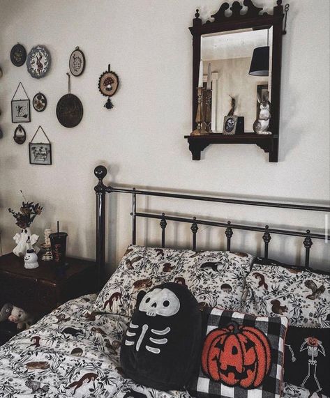 Gothic Bedroom Ideas, Emo Room, Gothic Homes, Gothic Decor Bedroom, Tomb Sweet Tomb, Goth Room, Gothic Bedroom, Witchy Home, Spooky Home