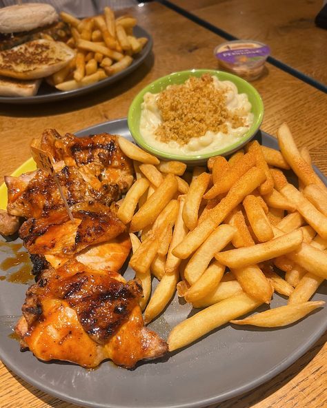 A cheeky little Nando’s…HELLOOOO What do we think of the new Mac & cheese? .⁣ .⁣ .⁣ #cheekynandos #londontakeaway #nandoslife #burgerlife #burgertime #burgerholic #cheekynandos #chickenburger #nandosperiperi #foodgram #nandoschips #takeawayfood #chickenlover #periperichicken #nandoschicken #chicken #sunsetburger #nandos #periperi #discoverunder5k #chickenburgers #periperisauce #nandosfordinner #lovemychickens #nandossauce #nandosuk Nando’s Aesthetic, Nandos Aesthetic, Nandos Chicken, Nando's Chicken, Peri Peri Chicken, Eating Alone, Delicacy Food, New Mac, Mac Cheese