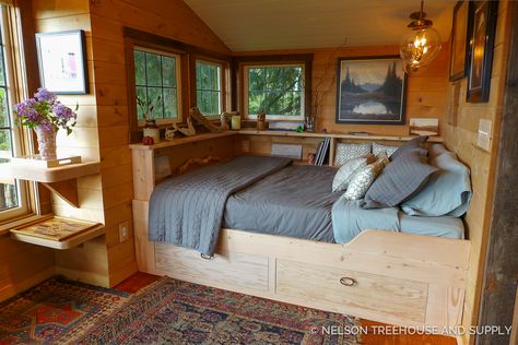 Alcove Bed, Muebles Shabby Chic, Sleeping Nook, Bed Nook, Building A Treehouse, Cozy Furniture, Tiny House Cabin, Bed In Closet, Tiny Bedroom