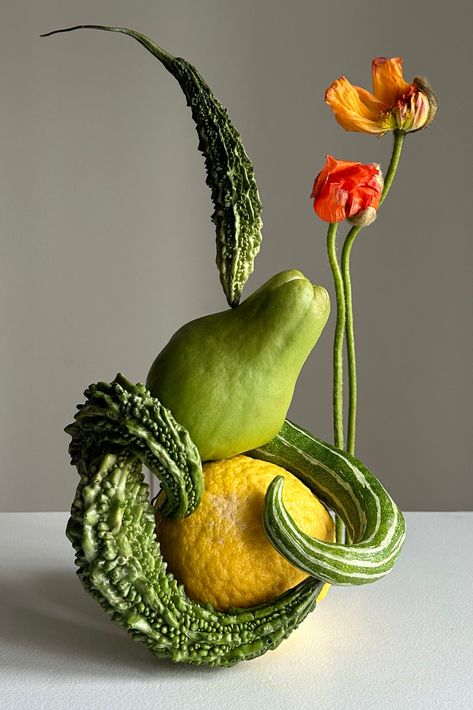 set design, vegetables, fruits, flowers, poppies, set design Bouquet Of Vegetables, Vegetable Arrangements Floral Design, Vegetable Table Decor, Vegetable Floral Arrangements, Flower And Fruit Arrangements, Farm To Table Decor, Vegetable Composition, Gregor Lersch, Moss Centerpieces