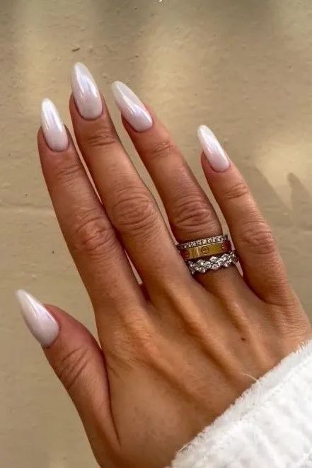 Glazed Donut Nails White Doughnut Glaze Nails, Glaze White Nails, Glowy White Nails, Cloudy White Acrylic Nails Almond, Sheer White Chrome Nails, White Glazed Donut Nails, White Glazed Nails, Aesthetic Almond Nails, White Nail Ideas