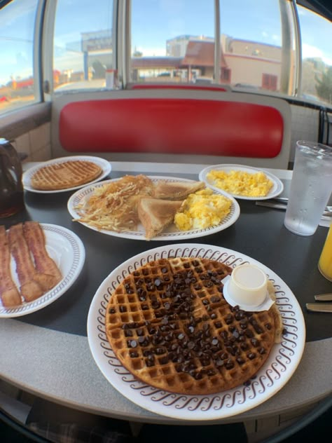 Waffle House Food, Pancakes Aesthetic, Bella Core, Healthy Lunch Snacks, Relationship Pics, Breakfast Waffles, Waffle House, Junk Food Snacks, Breakfast Coffee