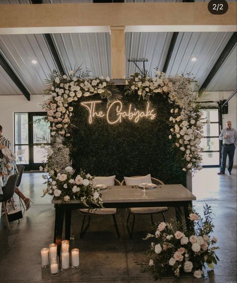 Arch Sweetheart Table Backdrop, Anniversary Table Backdrop, Wedding Photo Walls Reception, Green Backdrop For Wedding, Civil Wedding Reception Decor, Sweetheart Backdrop Wedding, Black Backdrop Wedding Receptions, 25th Wedding Anniversary Reception Ideas, Bride And Groom Table Neon Sign