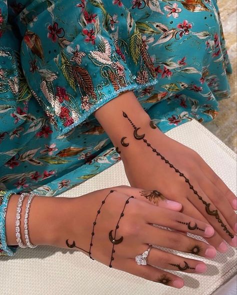 Ramadan Vibes, Henna Ink, Henna Inspired Tattoos, Cute Henna, Tato Henna, Eid Henna, Modern Henna, Henna Tattoo Hand, Modern Henna Designs