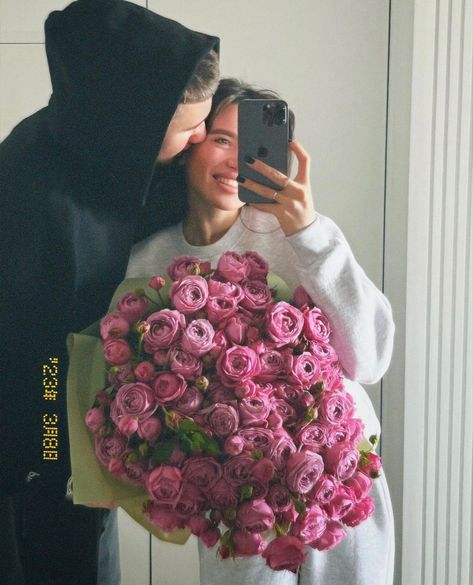 Bf Giving Flowers To Gf, February Mood, Diy Photoshoot, Image Couple, Valentine Picture, Love Coupons, My Kind Of Love, Flower Therapy, After Life