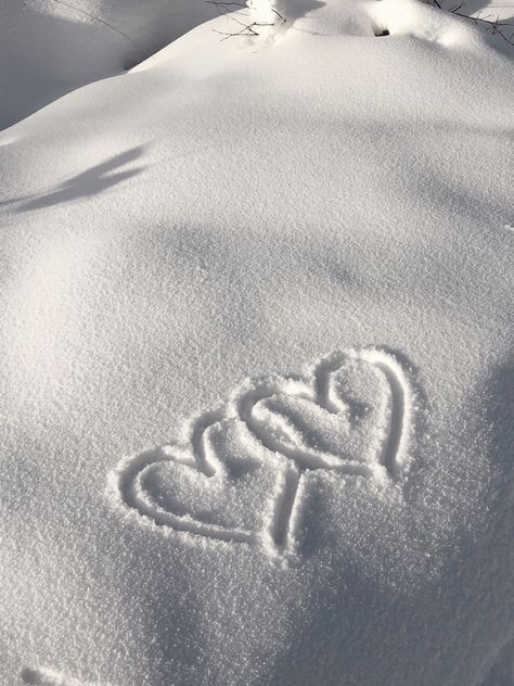 Snow Heart Aesthetic, Heart In Snow, Heart Snow, Fun Wallpapers, Drawing Instagram, I Love Snow, Hand Photo, Simple Iphone Wallpaper, Phone Layout