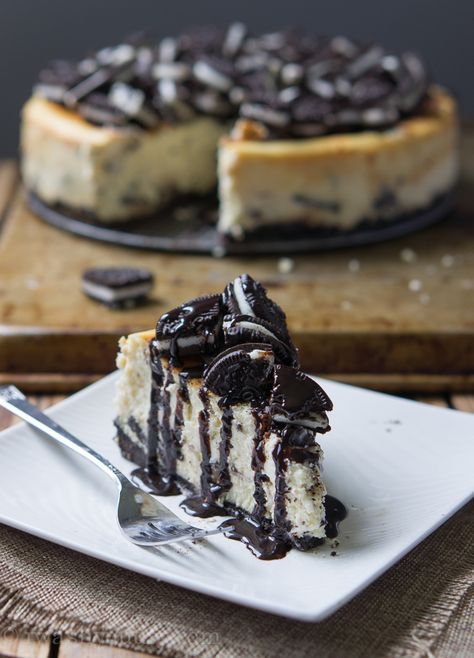 Oreo Cheesecake - beyond easy and EVERYONE loved it. Love me that cheesecake! Oreo Cheesecake Recipes, Cheesecake Oreo, Dessert Oreo, Oreo Cookie Crust, Oreo Recipes, Oreo Cookie, Oreo Cheesecake, Köstliche Desserts, Sweet Desserts