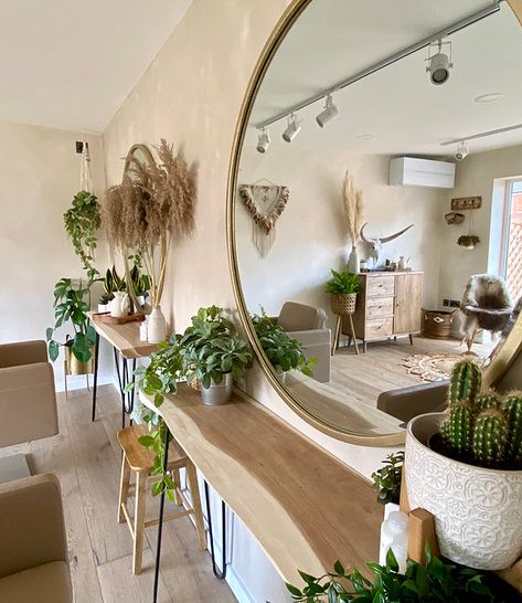 Coastal Hair Salon Decor, Boho Salon Station, Boho Salon Waiting Area, Home Nail Salon Decor, Diy Salon Stations, Boho Salon Suite, Hairsalon Ideas, Home Hair Salon Ideas, Branding Styles