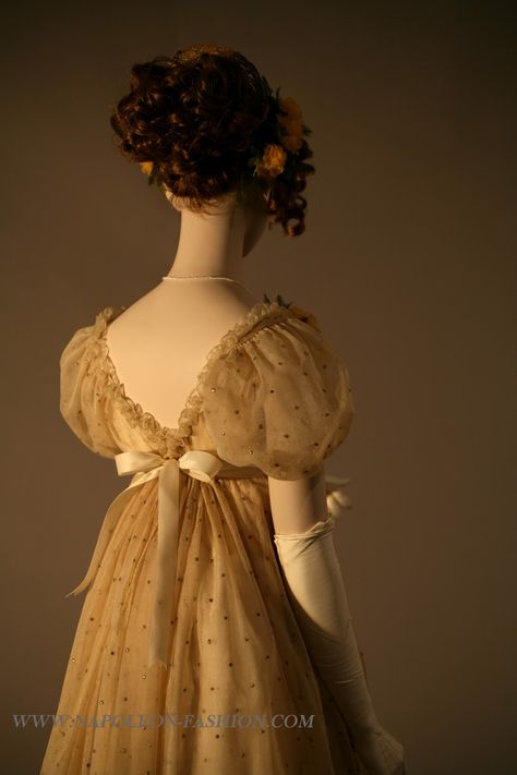 Regency Evening Gown: Designing. This one also inspired a gown that Amy Hardwick designed only the sash was green and much longer. Regency Gown, Regency Era Fashion, 1800s Fashion, Regency Dress, Regency Fashion, 19th Century Fashion, Regency Era, Empire Dress, Moda Vintage