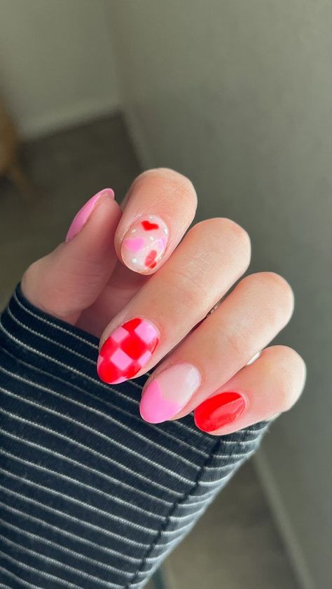 Valentine’s Day nails Yellow Cartoon Characters, Checkered Nails, Yellow Cartoon, Cow Nails, February Nails, Nail Designs Valentines, Red Checkered, Best Gift Ideas, Nail Designs Glitter