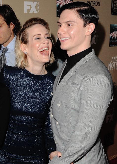 Evan Peters and Sarah Paulson Evan Peters American Horror Story, Ahs Cast, American Horror Story 3, Tate Langdon, Casting Pics, Sarah Paulson, Three Cats, Cute Pets, Keep Running