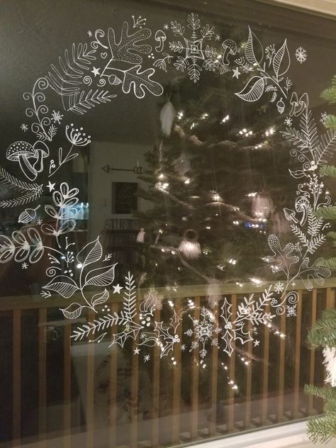 Chalk Pen Window Art Autumn, Christmas Window Art Chalk Pen, Chalk Pens Window, Window Pen Art, Posca Pen Window Art Christmas, Posca Pens Art Window Christmas, Christmas Window Display Chalk Pen, Autumn Window Drawing Ideas, How To Draw On Windows