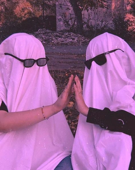 Aesthetic Ghost, Ghost Trend, Ghost Aesthetic, Ghost Photoshoot, Friendship Photos, Ghost Photography, Aesthetic Friends, Best Friend Poses, Ghost Pictures