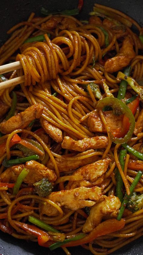 Chicken Stir Fry Recipes With Noodles, Chicken Fried Noodles Recipes, Stir Fry Spaghetti Recipe, Noodle Stirfry Chicken, Fried Noodles Aesthetic, Stir Fry Spaghetti Noodles, Stir Fry Chicken Noodles, Stir Fry With Spaghetti Noodles, Stir Fry Pasta Recipes