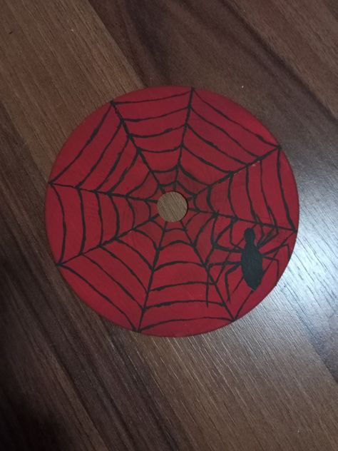 Cds Art Ideas, Spiderman Room Ideas Diy, Spiderman Crafts Aesthetic, Dvd Ideas Diy, Spiderman Arts And Crafts, Spiderman Craft Ideas, Circle Things To Draw, Diy Spiderman Crafts, Painted Dvds Aesthetic