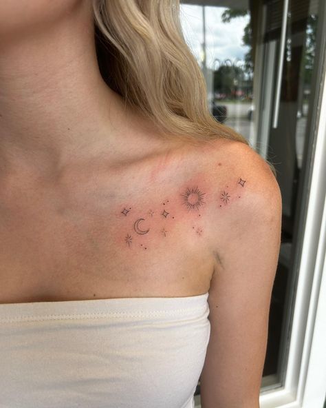 Tattoo Ideas Shoulder Back, Shoulder Words Tattoo, Cute Back Shoulder Tattoos For Women, Ideas For First Tattoo For Women, Collar Bone Tattoo Dainty, Collar Bone Tattoo Aesthetic, Fineline Shoulder Tattoos For Women, Star Spine Tattoos For Women, Right Shoulder Tattoo For Women