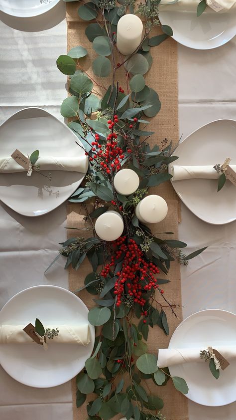 Aesthetic Christmas Table Decor, December Table Decor, Christmas Decor Ideas Table Setting, Christmas Long Table Decorations, Christmas Dinner Ideas Table, Christmas Table Simple, Christmas Table Aesthetic, Holiday Table Settings Christmas, Aesthetic Table Setting