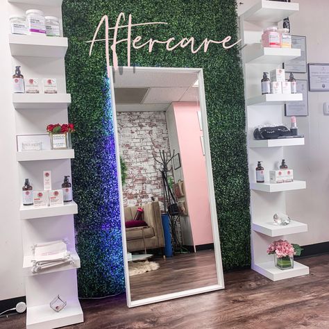 Things you should have on an aftercare / retail wall for your clients Lashes ⁣ • Sleep Masks for your beauty sleep delight 😴⁣ • Make Up Wipes are extension safe⁣ • Serums for extra lash boost ⁣ Benefifs: provides vitamins to your lash line ⁣ Lash Room Divider Ideas, Lash Retail Display, Green Lash Room, Salon Reference, Lash Shed, Wall Separation Ideas, Lash Rooms, Lash Tech Room, Lash Business Ideas