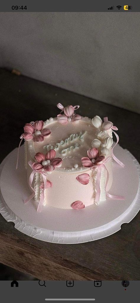 Fashion Designer Cake Ideas, 1kg Cake Design Birthday, Old Money Birthday Cake, Cake Designs Fondant, 21st Birthday Cake Aesthetic, Flower Cake Aesthetic, Cake Birthday Korea, Korean Cake Design, Pink Theme Cake