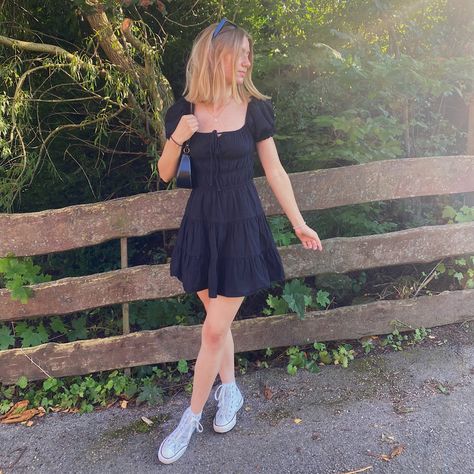 Cute black dress with converse and mini bag
Cute fit
Summer