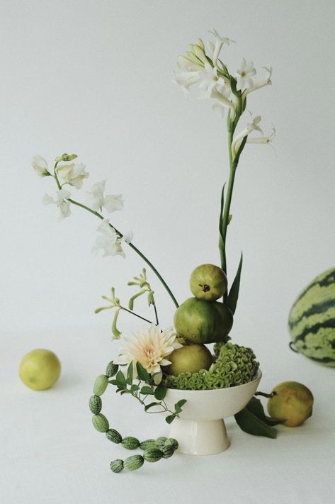 Artwork Gallery, Modern Flower Arrangements, Wedding Table Flowers, Deco Floral, Paper Flowers Diy, Wedding Mood Board, Table Flowers, Wedding Mood, Arte Floral