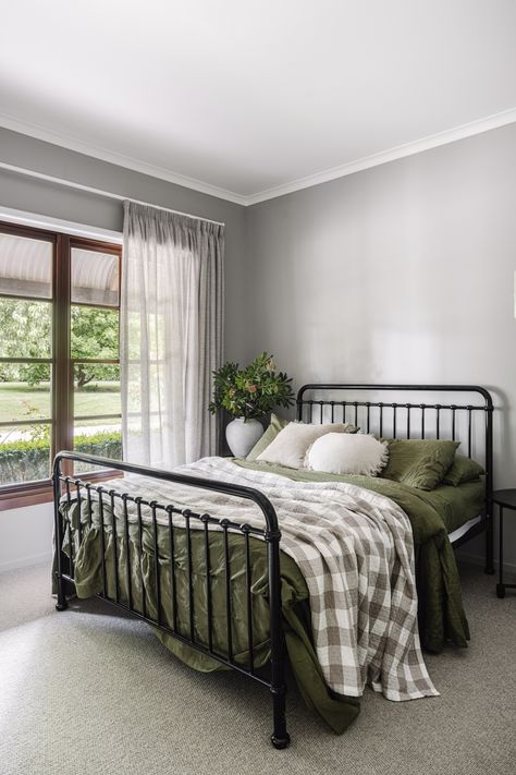 Green Bedding Master, Grey Green Bedrooms, Green Bed Linen, Olive Green Bedrooms, Country Style Magazine, Country Style Bedroom, Country Interior Design, Provincial Home, Bedroom Renovation