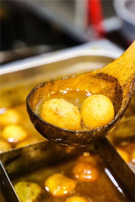 Curry Fish Balls, Fishball Recipe, Hong Kong Street Food, Kong Recipes, How To Make Curry, Curry Fish, Fish Balls, Hong Kong People, Hot Snacks