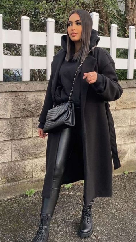 Stile Hijab, New York Outfits, Mode Zara, Winter Fashion Outfits Casual, Cold Outfits, Neue Outfits, Black Leather Pants, Looks Street Style, Black Outfits