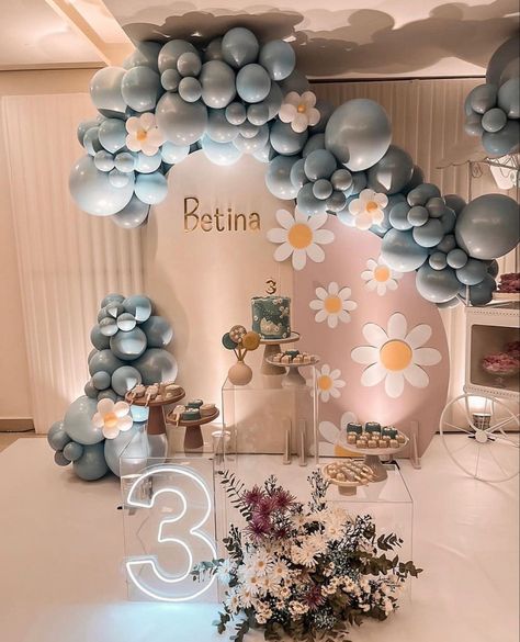 Flower Birthday Party, 1st Birthday Girl Decorations, Daisy Party, Simple Birthday Decorations, Birthday Party Theme Decorations, First Birthday Party Themes, First Birthday Decorations, Birthday Balloon Decorations, Diy Birthday Decorations