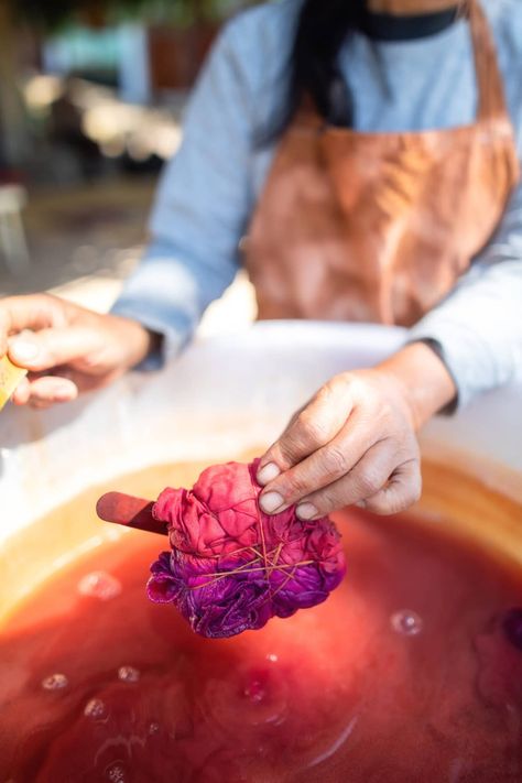 How To Make Dye From Flowers, Dye Fabric With Flowers, Plant Dyes How To Make, Flowers For Dyeing, Dyeing With Flowers, Flower Dyed Fabric, Natural Fabric Dye Diy, Natural Clothing Dye, Natural Dyes For Fabric