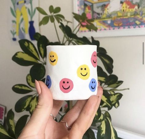 Plantas Interior, Mini Plant Pots, Plant Pot Design, Diy Pottery Painting, Flower Pot Art, Flower Pot Design, Painted Pots Diy, Painted Plant Pots, Pottery Painting Designs