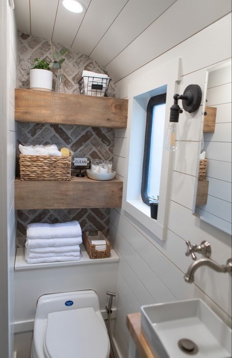 Rustic Cabin Rv Remodel, Static Caravan Bathroom Ideas, Travel Camper Remodel, Renovated Caravans Interiors, Small Trailer Bathroom Ideas, Fifth Wheel Bathroom Remodel, Renovated Camper Bathroom, Rv Bathroom Organization Ideas, Rv Design Ideas