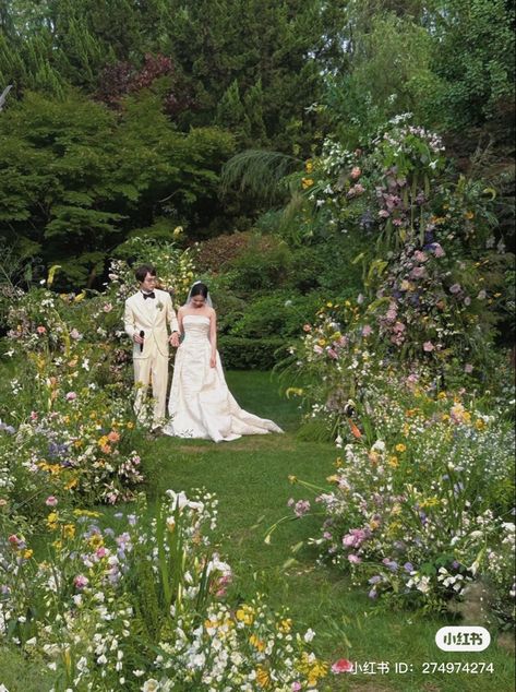 Garden Chic Wedding Ceremony, Wedding Lots Of Flowers, Wedding Venues Meadow, Cottagecore Wedding Ceremony, Wedding Field Flowers, Colorful Tuscan Wedding, Wedding Flower Field, Field Of Flowers Wedding, Wedding Flower Garden