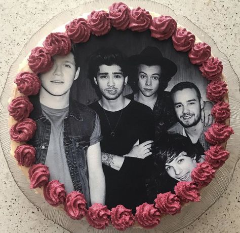 One Direction Birthday, One Direction Cakes, Harry Styles Birthday, One Direction Cake, Ugly Cakes, Gambar One Direction, Harry Birthday, Prettiest Celebrities, Funny Birthday Cakes