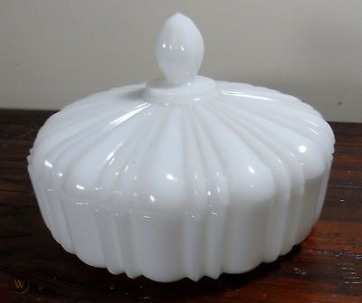 Cod Dishes, Vintage Dishes Antiques, Milk Glass Decor, Milk Glass Candy Dish, Milk Glass Collection, Glass Candy Dish, Shabby Chic Kitchen, Glass Candy, White Milk Glass