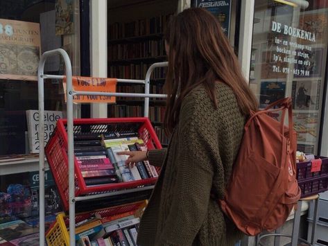 Rory Gilmore Aesthetic, Gilmore Girls Fall, Gilmore Aesthetic, Gilmore Girls Aesthetic, Downtown Aesthetic, Downtown Girl Aesthetic, Gilmore Girl, Girls Fall, Stars Hollow