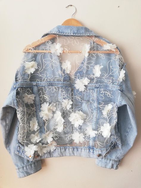 Diy Lace Denim Jacket, Bohemian Denim Jacket, Handmade Denim Jacket, Denim And Lace Outfits, Denim Jacket Upcycle, Denim Jacket Wedding, Wedding Denim Jacket, Lace Denim Jacket, Jacket Diy