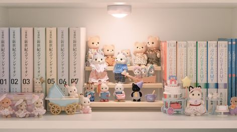 Sylvanian Families Set Up, Calico Critter Organization, Calico Critter Collection, Sylvanian Families Display Ideas, Calico Critter Shelf, Calico Critters Collection Display, Calico Critter Storage, Calico Critters Display Ideas, Calico Critters Collection