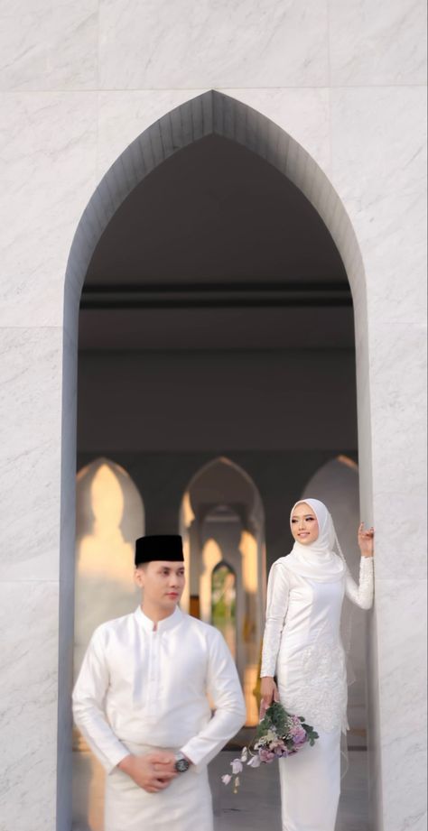 Nikah Masjid, Malay Wedding Photoshoot, Malay Wedding Pose, Mosque Wedding, Foto Akad, Melayu Wedding, Muslim Wedding Photos, Moodboard Wedding, Muslim Wedding Gown