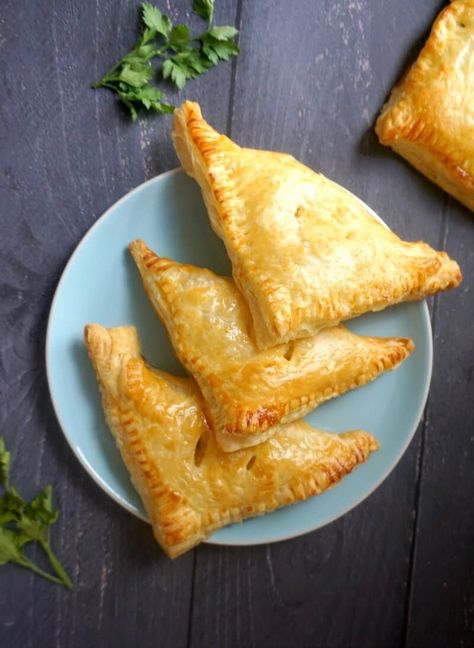 Leftover Turkey Hand Pies Recipe with Puff Pastry, a great way of using up leftover turkey from your Thanksgiving or Christmas dinner. Super easy to make, and super delicious, these hand pies are are a big hit with the whole family. Puff Pastry Thanksgiving, Turkey Hand Pies, Recipes Puff Pastry, Leftover Stuffing Recipes, Recipe With Puff Pastry, Pies Thanksgiving, Pies Savory, Hand Pies Savory, Turkey Ideas