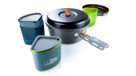 14 Essential Pieces of Backpacking Cooking Gear | After trying pretty much all the gear out there, the outdoor cooking experts at Dirty Gourmet swear by these stoves and tools for backcountry cooking Mess Kit Camping, Camping Coffee Maker, Camping Kettle, Backpacking Stove, Camping Needs, Camping Cookware, Backpacking Food, Classic Kitchen, Camping Coffee