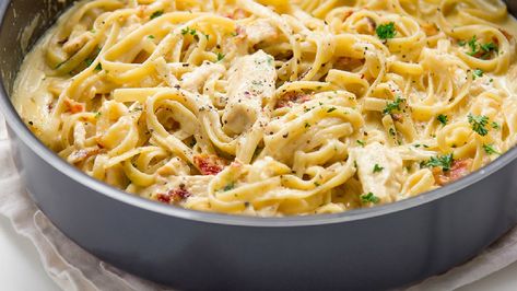 Chicken Alfredo One Pot, Chicken Bacon Alfredo Pasta, Bacon Alfredo Pasta, Bacon Alfredo, Chicken Bacon Alfredo, Orange Beef, One Pot Chicken, Skillet Recipes, Alfredo Pasta