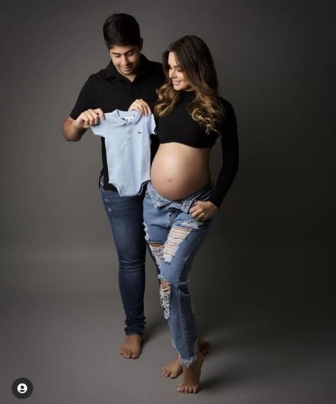 Maternity Photography In Jeans, Maternity Casual Photoshoot, Maternity Shoot Jeans Outfit, Maternity Family Photo Shoot Ideas, Maternity Photoshoot Outfits Couples, Jean Maternity Shoot Couple, Maternity Photography Jeans Outfit, Jeans Maternity Shoot Couple, Maternity Photography Poses Indoor